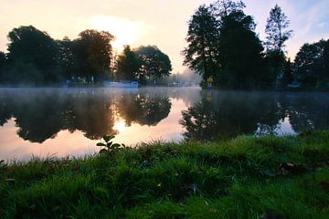 Ein Sonnenaufgang im Morgengrauen, mit Nebel auf dem Fluss und warmer Lichtatmosphäre von Martin Köbsch