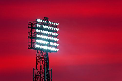 Top lichtmast De Kuip tijdens avondrood