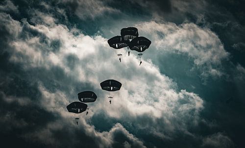 Deutsches Armeeflugzeug beim Massenabwurf