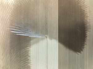 Bewässerungspistole beim Sprühen von Wasser auf ein Feld