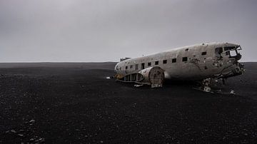 Vliegtuigwrak aan zwart strand van Tim Briers
