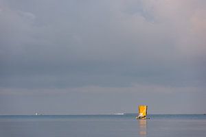 Zeilboot op weg naar het koraalrif in Ifaty, Madagaskar
