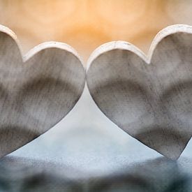 Two hearts in warm light with round patterns by Lisette Rijkers