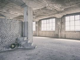 Verlaten plekken: Sphinx fabriek Maastricht Eiffelgebouw: kolom, basin en vensters. by OK-ART