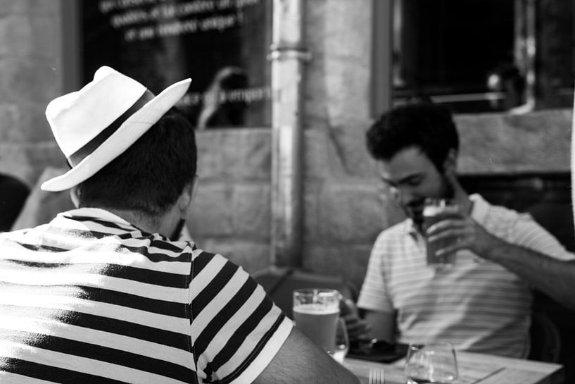 2 mannen genieten van een biertje op het terras van Francisca Snel