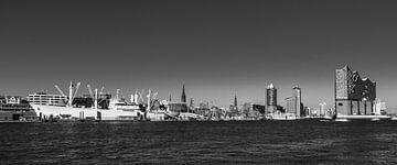Skyline van Hamburg met museumschip Cap San Diego en Elbphilharmonie - Panorama in zwart-wit