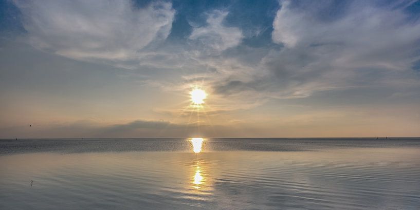 Sonnenuntergang über dem Wattenmeer bei Harlingen von Harrie Muis