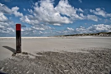 Strand Terschelling met strandpaal