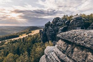 Elbe Sandstone Mountains - Lookout in the evening light sur Ralf Lehmann