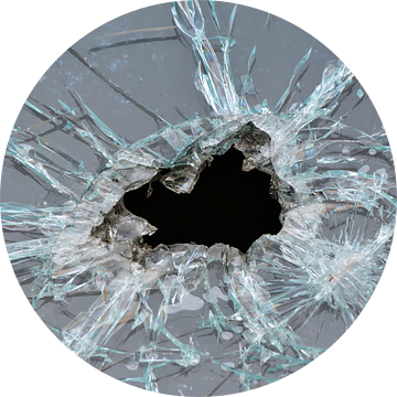 Vernielde gebroken ruit, met de structuur van vernield versplinterd glas van Heiko Kueverling