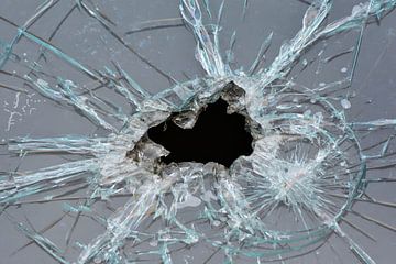 Zerstörte kaputte Fensterscheibe, mit der Struktur von zerstörtem gesplittertem Glas von Heiko Kueverling
