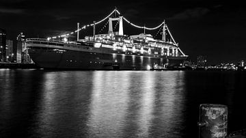 SS Rotterdam bij nacht in zwart-wit