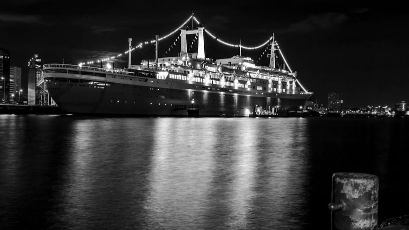 Le SS Rotterdam la nuit en noir et blanc par Edwin Muller