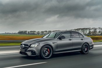 Mercedes AMG E63 S bei hoher Geschwindigkeit