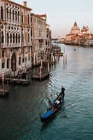 Een gondel op het grote kanaal van Venetië, Italië.