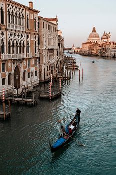 Eine Gondel auf dem Canale Grande in Venedig, Italien.