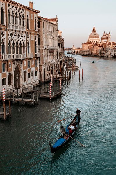 Een gondel op het grote kanaal van Venetië, Italië. van Milene van Arendonk
