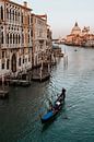 Een gondel op het grote kanaal van Venetië, Italië. van Milene van Arendonk thumbnail