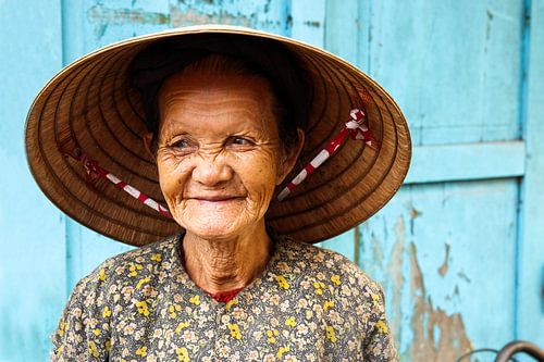 Lächelnde vietnamesische alte Dame