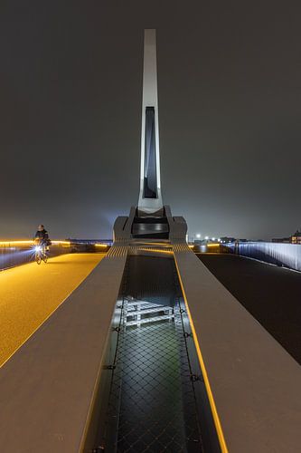 Dordrecht - Prinz-Claus-Brücke mit Radfahrer bei Nacht