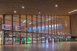 La gare centrale de Rotterdam en soirée, avec ses illuminations festives