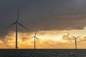 Windturbinen in einem Offshore-Windpark bei Sonnenuntergang