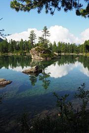 Die Engadiner Berge zeigen eine harmonische Mischung aus alpiner Weite, kristallklaren Seen und sanften Lärchenwäldern. Die Landschaft wirkt lichtdurchflutet, ruhig und zugleich majestätisch – ein Naturparadies im Herzen der Schweiz. von Miriam Schwarzfischer Fotografie