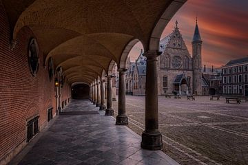 avondopname van de Ridderzaal en de regeringsgebouwen op het Binnenhof in Den Haag