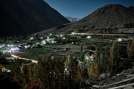 Gojal Luminescence - Nocturne Valley Threads van Wondering Saif