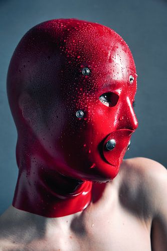Mooie vrouw met latex rubber fetisj masker
