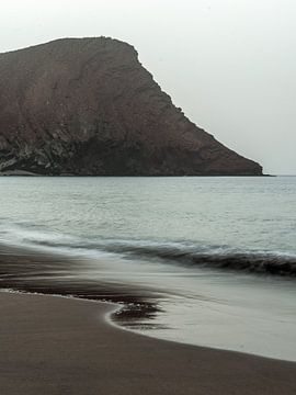 Zwart strand bij Montana Roja op Tenerife van Karin de Jonge