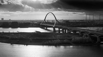 De Oversteek, brug bij Nijmegen van Ab Wubben