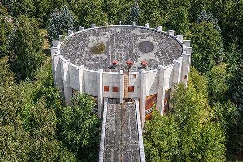 Lost Place - verlaten kazerne - uitzicht van bovenaf