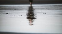Reflectie op het strand van Alex Hamstra thumbnail