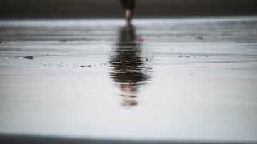 Reflectie op het strand