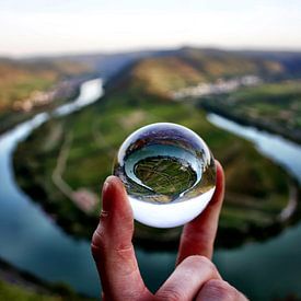 Moselschleife Bremm Upside Down von Johannes Grandmontagne