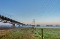 Spoorbrug bij zonsondergang