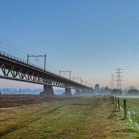 Spoorbrug bij zonsondergang von Sander Eggen