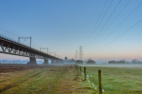 Spoorbrug bij zonsondergang