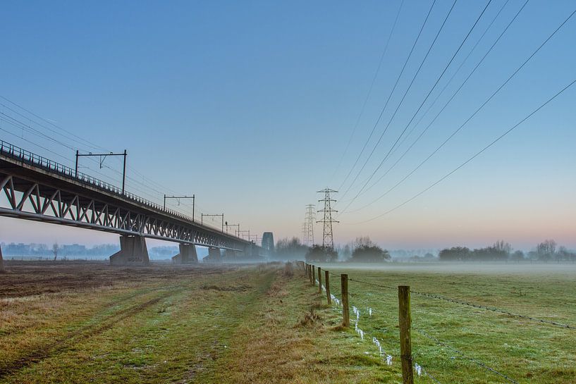 Spoorbrug bij zonsondergang von Sander Eggen