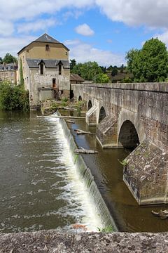 Pittoreske Brug, Fresnay-sur-Sarthe, Frankrijk van Imladris Images