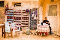 Teppichverkäuferin auf Kreta.