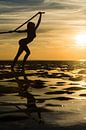 Artistiek naakt met een touw op de waddenzee bij zonsondergang van Arjan Groot thumbnail