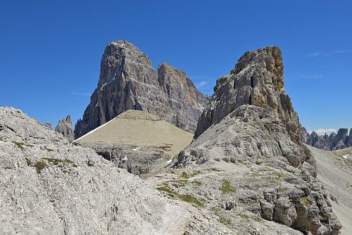 Les sommets escarpés des Dolomites sous un ciel bleu