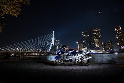 Suzuki Hayabusa bij de Erasmusbrug in Rotterdam.