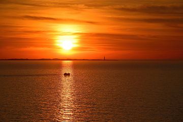 Vissersboot bij zonsondergang van Frank's Awesome Travels