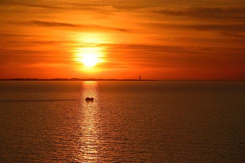 Vissersboot bij zonsondergang