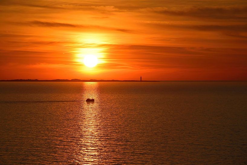 Vissersboot bij zonsondergang van Frank's Awesome Travels