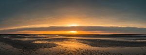 Zonsondergang op het strand aan het eind van de dag van Sjoerd van der Wal Fotografie