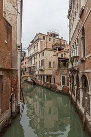 Oude panden en brug aan kanaal in oude centrum van Venetie, Italie van Joost Adriaanse